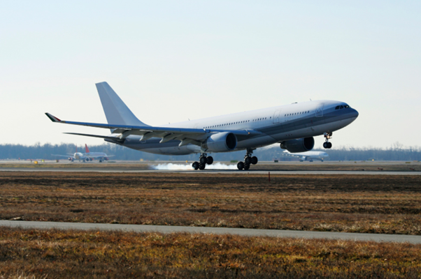 copperchase blog 4 Commercial aircraft landing at an international airport, representing AMHS in aviation and global air traffic communication challenges.